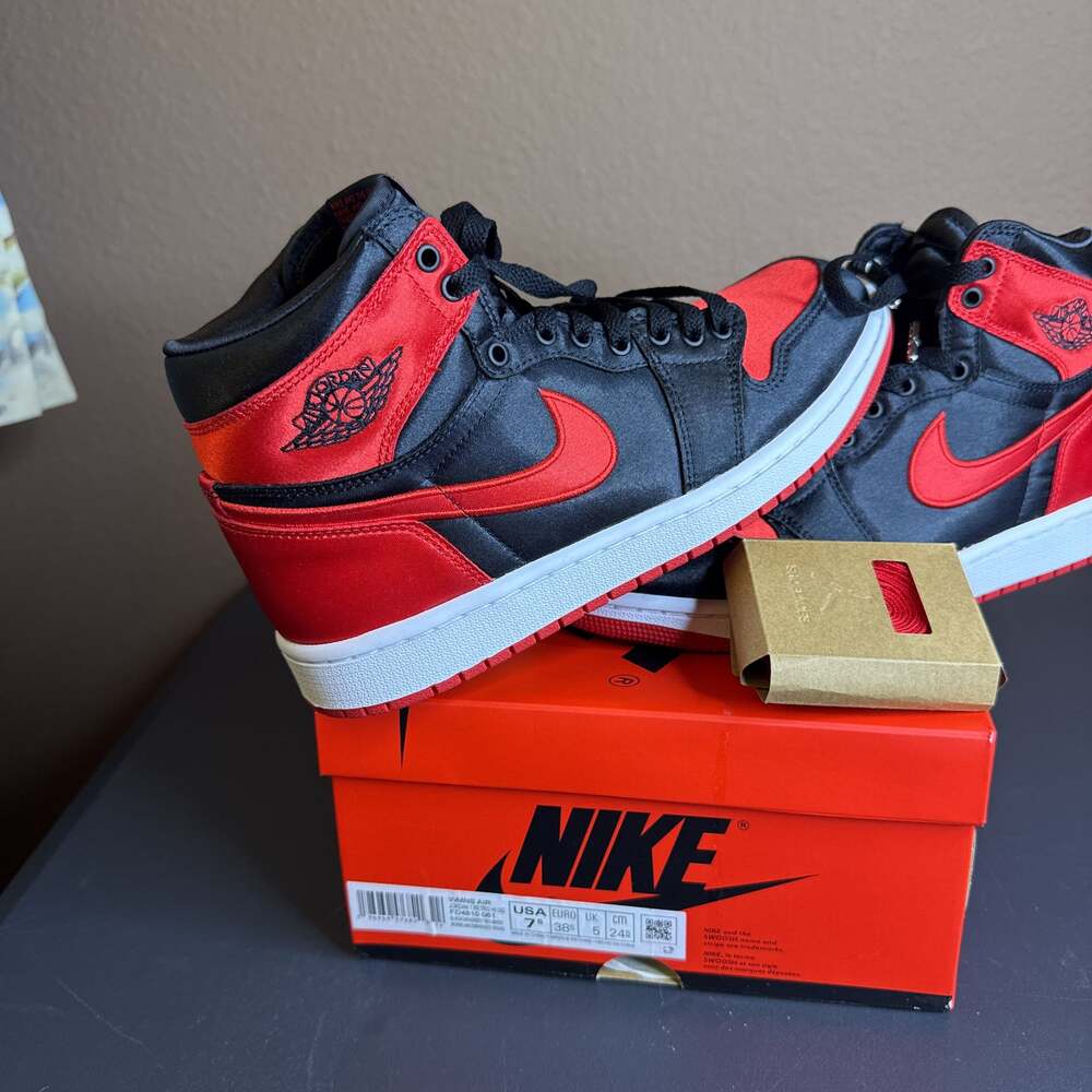 Nike Air Jordan 1 Retro High OG Satin Bred W